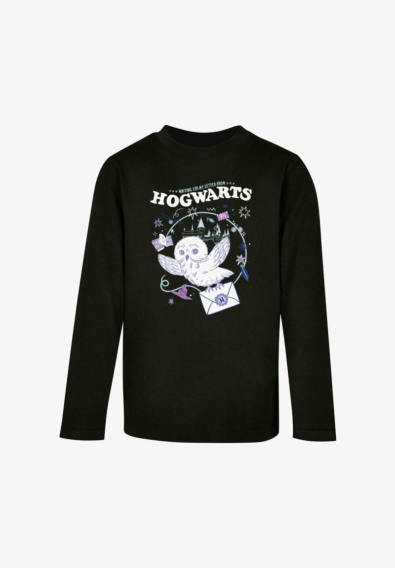 Čierne tričko s dlhým rukávom, na ktorom je grafika sovy, obálky a hviezd. Text znie: "Čakám na svoj list z Rokfortu."