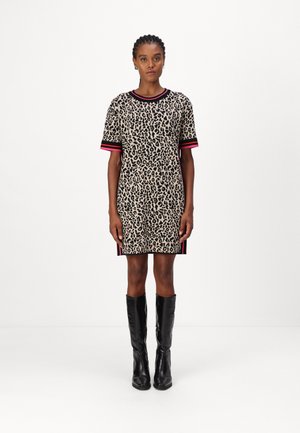Leopardenmuster-Kleid mit kurzen Ärmeln und schwarz-rosa gestreiften Akzenten. Kombiniert mit kniehohen schwarzen Stiefeln, sorgt der strukturierte Stoff für visuelles Interesse.