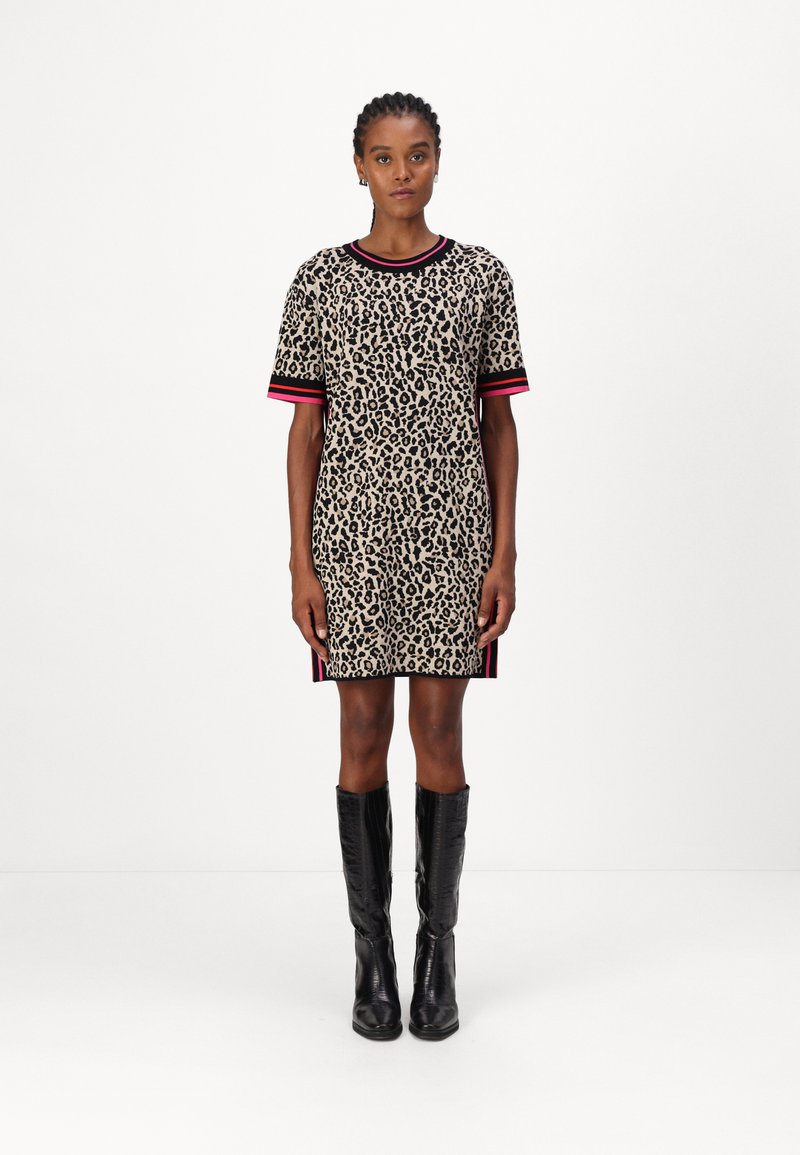 Leopardenmuster-Kleid mit kurzen Ärmeln und schwarz-rosa gestreiften Akzenten. Kombiniert mit kniehohen schwarzen Stiefeln, sorgt der strukturierte Stoff für visuelles Interesse.