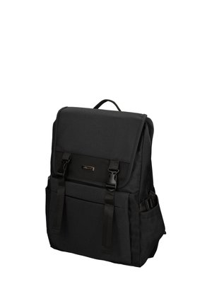Sac à dos rectangulaire noir avec rabat avant sécurisé par deux boucles en plastique et poches latérales, debout sur fond blanc.
