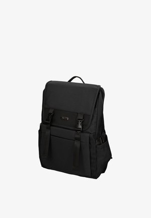Sac à dos rectangulaire noir avec rabat avant sécurisé par deux boucles en plastique et poches latérales, debout sur fond blanc.