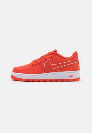 Knallroter Nike Air Force 1 Sneaker mit weißer Mittelsohle und roter Außensohle, Seitenansicht und weißem Nike Swoosh-Detail.