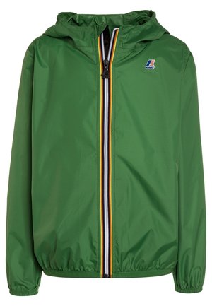 Chaqueta ligera verde con capucha, presenta un cierre frontal con cremallera y una franja multicolor, puños y dobladillo elásticos, textura suave.