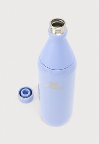 Φωτεινό γαλάζιο μονωμένο μπουκάλι Stanley με ανοιχτό καπάκι τοποθετημένο δίπλα σε λευκό φόντο.