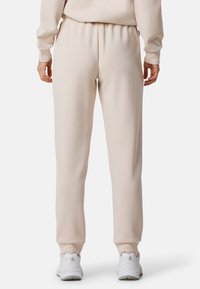 Beige Sweatpants mit elastischem Bund und Knöchelabschlüssen, aus weichem Material gefertigt. Hat ein einfaches, gerades Bein-Design.