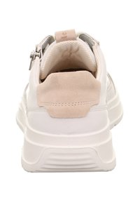 Białe sneakersy z teksturowanym akcentem na pięcie i gładką cholewką. Posiadają zamek błyskawiczny oraz wyściełany kołnierz dla wygody.