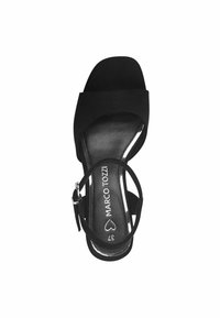 Sort åben tå sandal med en bred frontrem og ankelrem. Har en glat ruskindsfinish og et dekorativt hjerte-logo på indersålen.