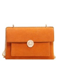 Sac à main en daim orange avec une bandoulière chaîne, forme rectangulaire, et un rabat avant doté d'une fermeture métallique ronde. Texture lisse et lignes épurées.