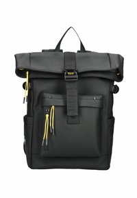 Zaino roll-top nero realizzato in materiale resistente all'acqua. Presenta zip gialle, tasca frontale, maniglia superiore e spallacci regolabili.