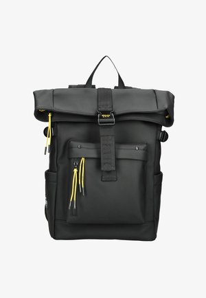 Mochila negra tipo roll-top hecha de material resistente al agua. Cuenta con tiradores amarillos en las cremalleras, bolsillo frontal, asa superior y correas ajustables.