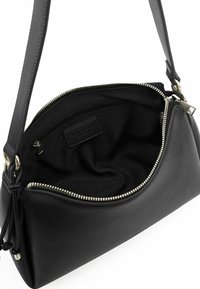 Bolso negro de cuero con acabado liso, cierre superior con cremallera y forro de tela. Cuenta con una correa de hombro desmontable y un bolsillo interior.