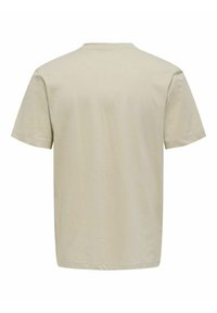 Beige Baumwoll-T-Shirt mit Rundhalsausschnitt, kurzen Ärmeln und geradem Schnitt. Sanfte Textur und keine sichtbaren Muster oder Akzente.