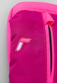 Helle pinkfarbene Stofftasche mit einem schwarzen Reißverschluss. Verfügt über ein gesticktes Logo in Pink und Weiß. Glatte Textur mit genähten Akzenten.