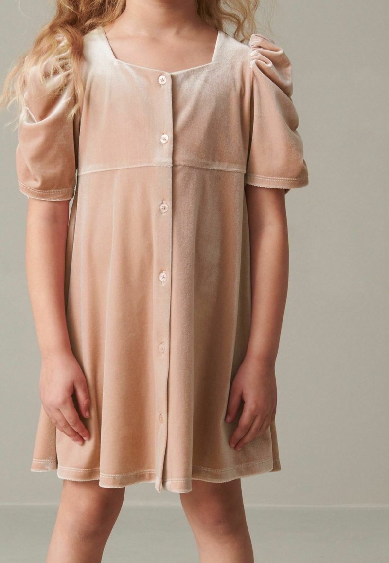 Robe en velours rose pâle avec un décolleté carré, des manches courtes bouffantes et des boutons sur le devant. Présente une finition texturée et une silhouette évasée.