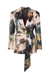 Σακάκι με λουλουδάτο μοτίβο σε απαλό ύφασμα, με ζώνη που σφίγγει στη μέση, γιακάδες με χαραγμένο άνοιγμα και δύο εμπρόσθιες τσέπες σε απαλούς χρωματισμούς.