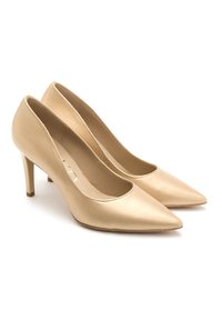 Décolleté in materiale sintetico oro chiaro; texture liscia con finitura lucida; altezza del tacco di 3 pollici; design minimalista.
