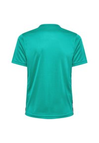 Camiseta deportiva de manga corta en color teal, fabricada con tejido suave y ligero. Presenta un cuello redondo clásico y aberturas laterales para una mayor movilidad.