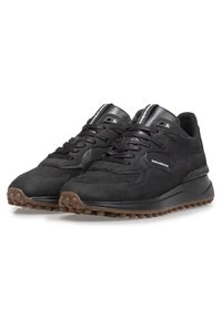 Scarpe sportive nere in suede e mesh, con colletto imbottito, lacci tondi e suole in gomma testurizzata con piccoli punti per la trazione.