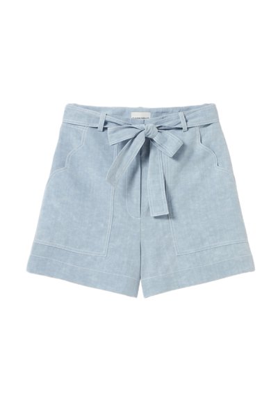 Pantalones cortos de lino azul claro con un cinturón atado, piernas anchas y bolsillos frontales. Presenta costuras visibles y una silueta relajada.