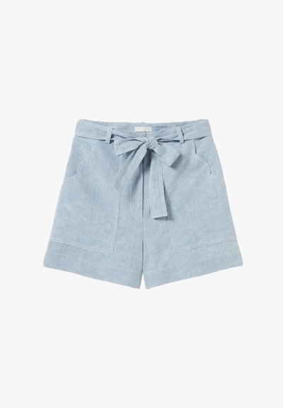 Shorts en lin bleu clair avec une ceinture à nouer, jambes larges et poches avant. Présente des coutures visibles et une silhouette décontractée.
