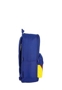 Niebieski plecak wykonany z materiału, z boczną kieszenią na zamek. Ma żółte i czerwone akcenty z przodu. Prostokątny kształt, wyściełane szelki.