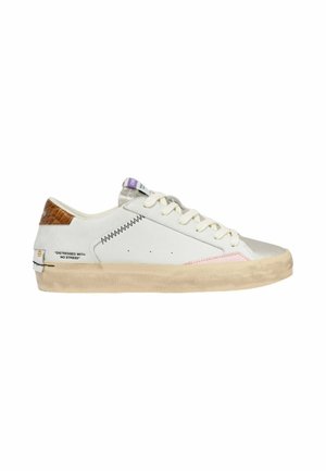 Sneaker bianca bassa con suola beige, toppone marrone, cuciture a zigzag, dettaglio rosa e testo: "DISTRESSED WITH NO STRESS."