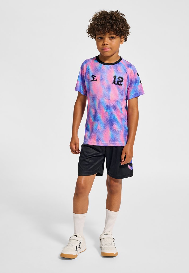 Färgglad sporttröja med mönster i rosa, blått och lila, med nummer 12 och logotyp, kombinerad med svarta shorts och vita strumpor.