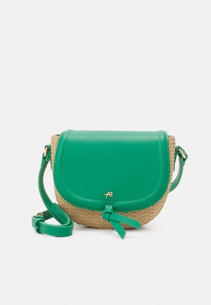 Sac en bandoulière en cuir vert et en paille tissée, avec un rabat plat et arrondi, une sangle réglable et des détails en métal doré.