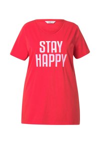 Rode katoenen t-shirt met korte mouwen, een ronde halslijn en gedurfde, iriserende tekst die "STAY HAPPY" over de voorkant toont.