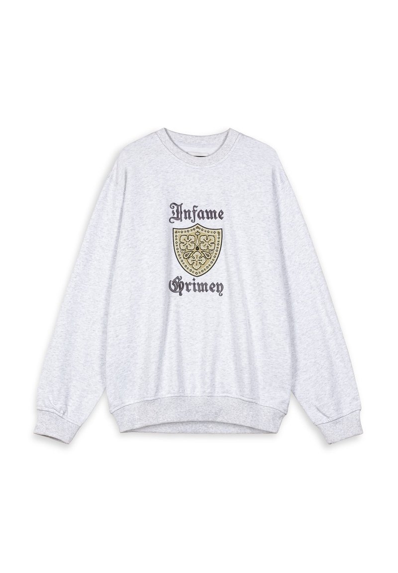 Sweatshirt gris avec un col ras du cou, des manches longues et des poignets côtelés. Présente un graphique de blason avec les mots "Infame Grimey" en noir et or.