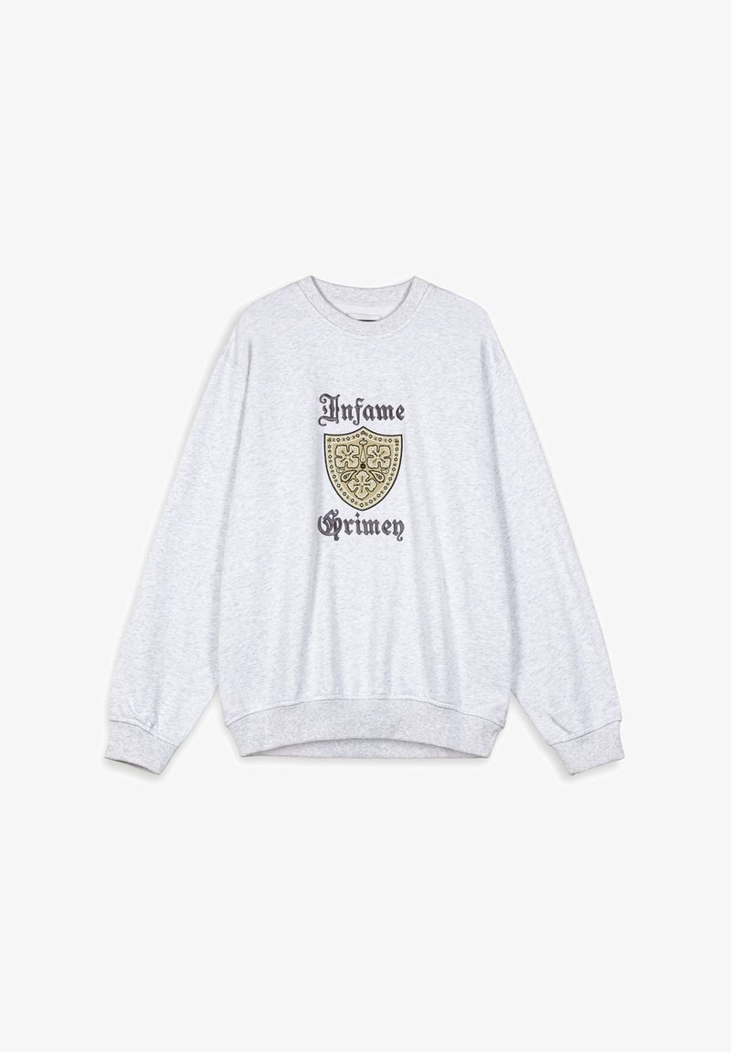 Sudadera gris con cuello redondo, mangas largas y puños acanalados. Presenta un gráfico de un escudo con las palabras "Infame Grimey" en negro y dorado.