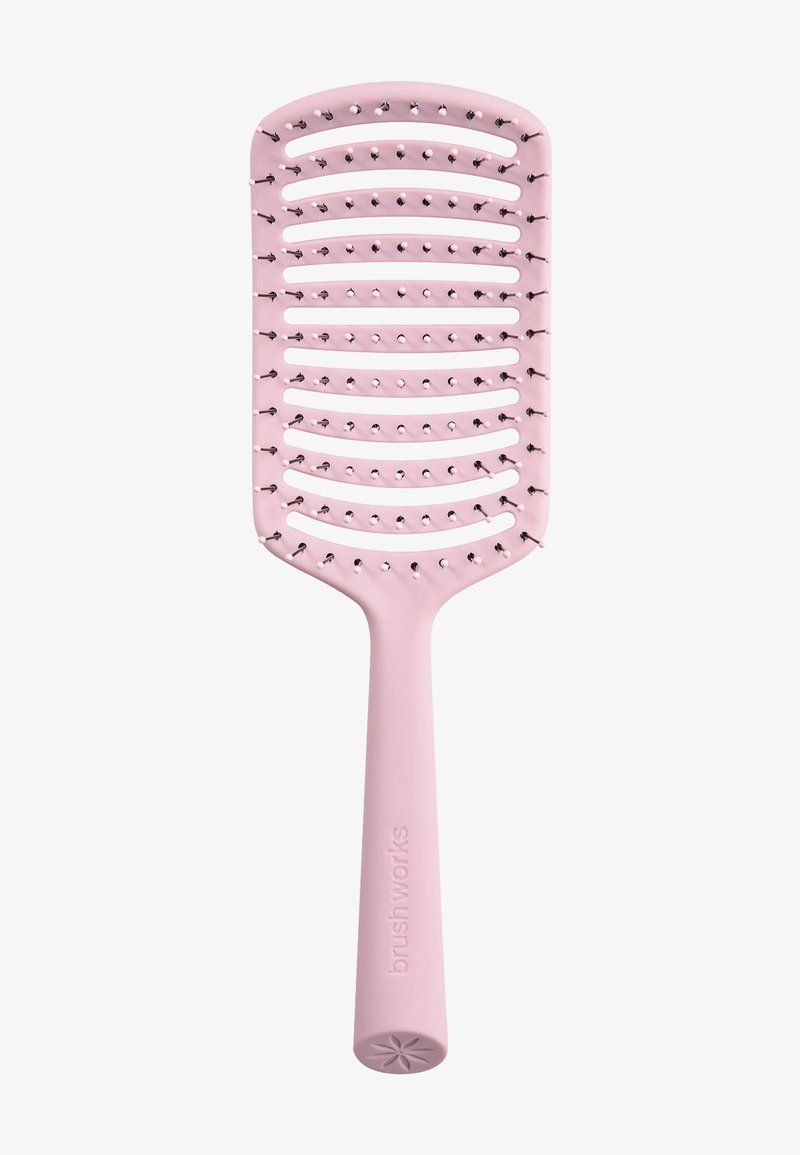 Brosse à cheveux rose ventilée avec palette flexible, pointes de poils arrondies, et long manche portant l'inscription "brushworks".