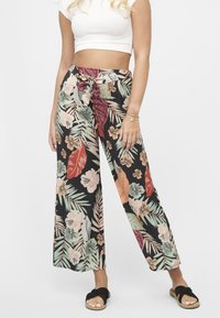 Blomstrete bukser med brede ben, med svart bunn og fargerike blader og blomster, komplett med et knytebelte i midjen for justerbar passform.