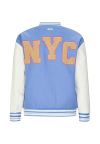 Niebieska kurtka varsity z białymi rękawami, z napisem "NYC" w beżowych wypukłych literach na plecach. Paski na kołnierzu i mankietach.
