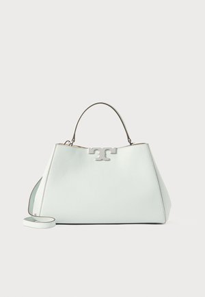 Borsa a mano in pelle azzurro chiaro con forma strutturata, manico superiore e accentuazione in metallo argento. Presenta una tracolla removibile e una texture liscia.