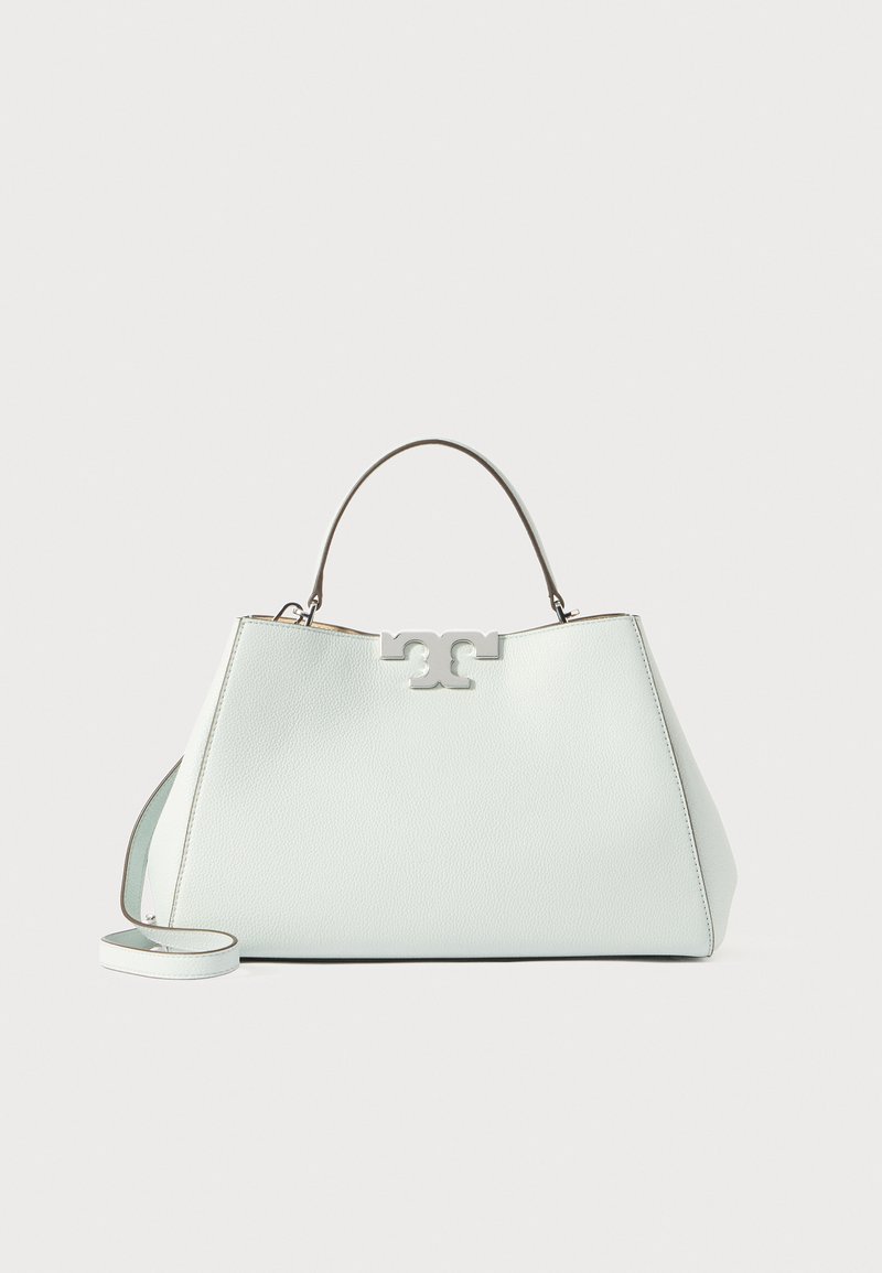 Lysblå læderhandtaske med en struktureret form, top-håndtag og sølvfarvet logoaccent. Har en aftagelig skulderrem og en glat tekstur.