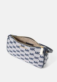 Lerret clutch veske med blå og beige monogramtrykk. Gulldetaljert glidelås med merkevarepull og en enkelt stropp for bæring.