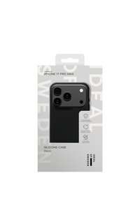 Czarny silikonowy etui na iPhone 17 Pro Max, z wycięciem na aparat, teksturowaną powierzchnią oraz opakowaniem z informacjami o produkcie.