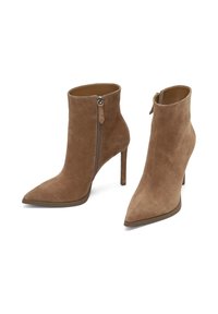 Bottines en nubuck marron avec un bout pointu, fermeture éclair sur le côté et talon haut élancé. Surface texturée avec une finition mate.