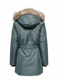 Parka imbottita in un teal attenuato con cappuccio foderato in pelliccia sintetica, vita elastica e polsini neri. Texture liscia con una finitura leggermente lucida.
