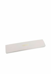 Caja rectangular blanca con texto dorado "amor" en la parte superior, probablemente embalaje para joyería o un pequeño regalo.