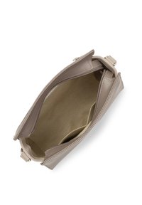 Borsa a tracolla in pelle taupe con chiusura a zip, interno in tessuto beige e una tasca interna aperta.