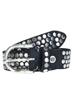 Zwarte leren riem met meerdere rijen ronde zilveren studs en een zilveren metalen gespsluiting, opgerold weergegeven op een witte achtergrond.