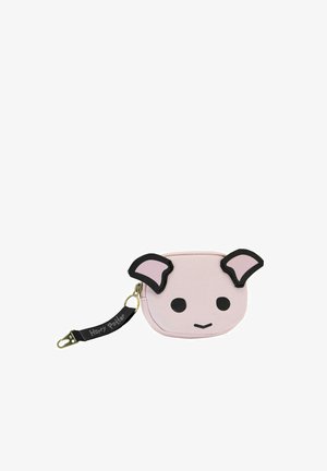 Monedero rosa con forma de personaje, con textura suave, detalles negros en las orejas y cierre de cremallera con una correa que lleva la etiqueta "Harry Potter".