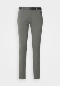 Pantalon gris coupe slim avec poches avant, passants pour ceinture et ceinture tissée noire avec une boucle métallique.