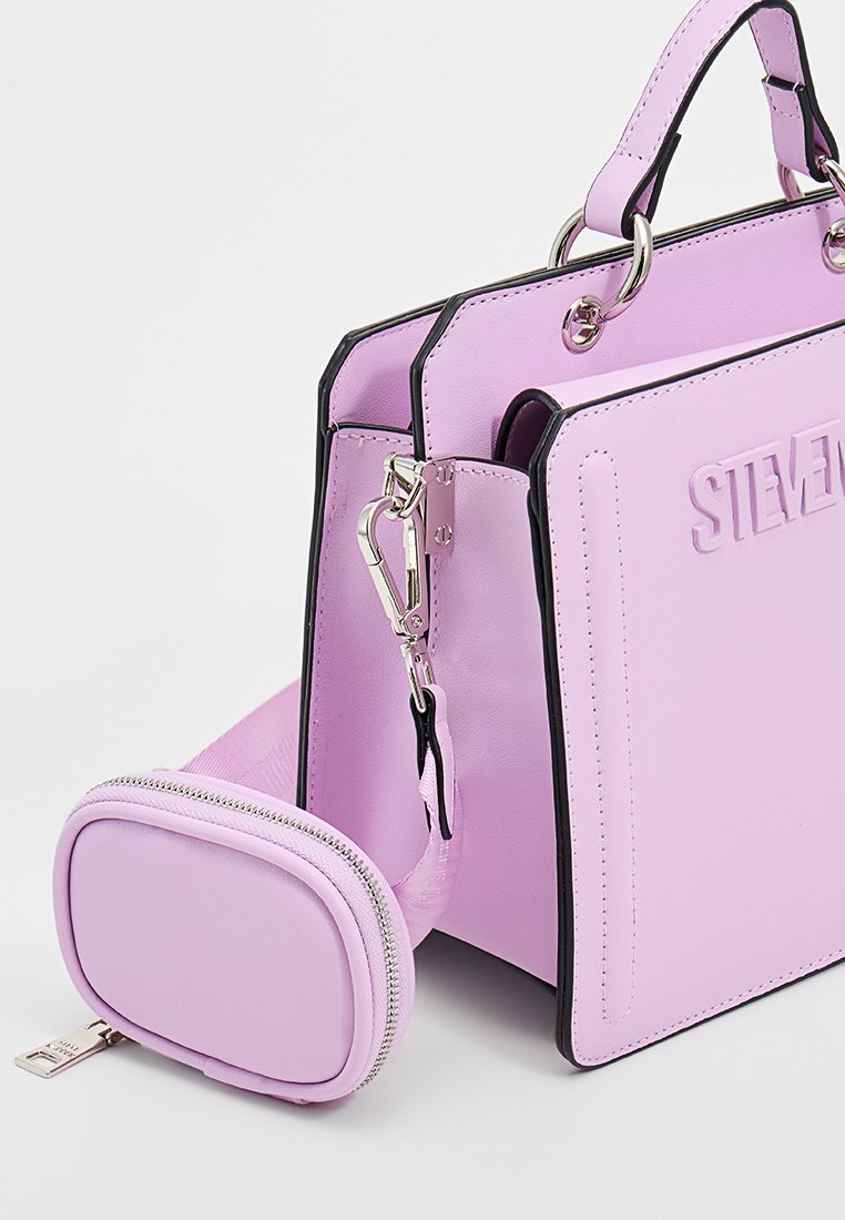 Sac structuré en simili cuir lavande clair, avec une accent noir, une poignée supérieure et une pochette zippée amovible.