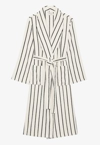 Fehér csíkos fürdőköpeny fekete vonalakkal, puha anyagból készült. Sálgallérral, két elülső zsebbel és hozzáillő övvel rendelkezik.