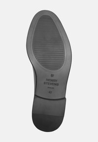 Sole di scarpa nera con superficie texturizzata e scanalature orizzontali, con il marchio "HENRY STEVENS, BERLINO" e la taglia "42" impressa di lato.