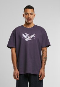 Upscale by Mister Tee VIVE LA LIBERTE - Nyomott mintás póló - purplenight