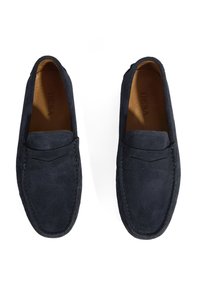 Marineblaue Wildleder-Slipper mit einem gestickten Design und Lederfutter. Sie verfügen über ein dekoratives Band und eine flache Sohle, die sich gut für die Freizeit eignen.